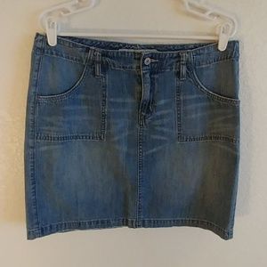 Classic old navy denim skirt.